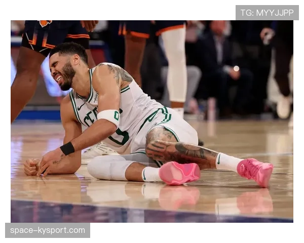 塔图姆左膝轻微扭伤离场，凯尔特人官方称其为预防措施